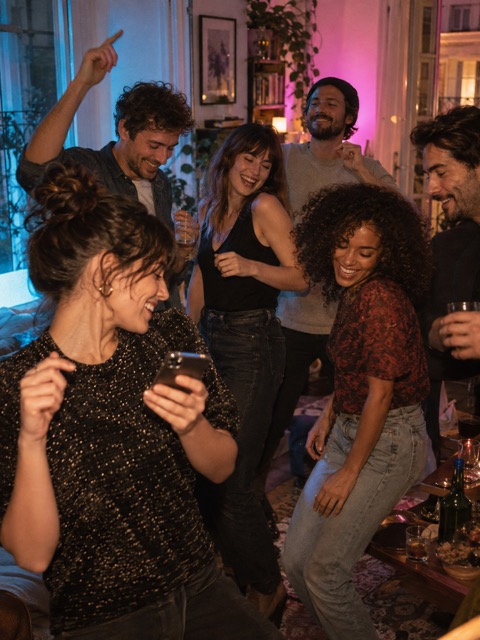 Une soirée entre amis dans une ambiance violet et turquoise